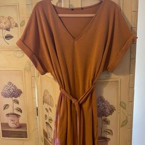 Above the knee dress with waist tie